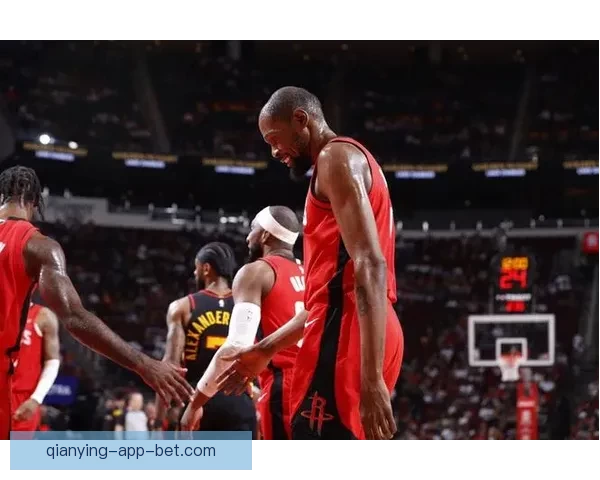 杜兰特25分6篮板终结老鹰11连胜 末节与队友热聊咧嘴大笑