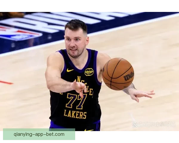 雷霆大胜湖人喜迎四连胜 SGA贡献28分7助攻7篮板 东契奇伤退影响独行侠表现